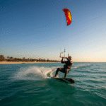 کایت سرفینگ در کیش: چرا این جزیره بهترین مقصد است؟ 16 راهنمای کامل کایت سرفینگ در کیش | آموزش و معرفی بهترین سواحل